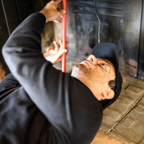Ramonage de cheminée : obligations et techniques